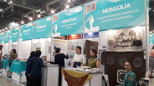 Эмэгтэй зохион бүтээгчдийн олон улсын үзэсгэлэнд оролцож байна