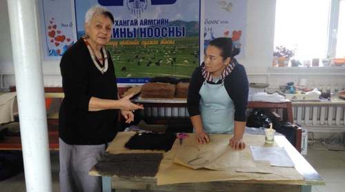 Архангайн эмэгтэйчүүд хонины ноосоор хүрэм хийж сурч байна