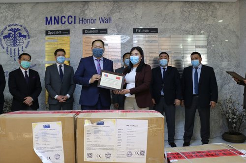 БНХАУ, ӨМӨЗО-ы Баяннуур хотын Ардын Засгийн ордон, Монгол-Баяннуур бизнес холбооноос 70 гаруй мянган ширхэг маскийг хандивлалаа