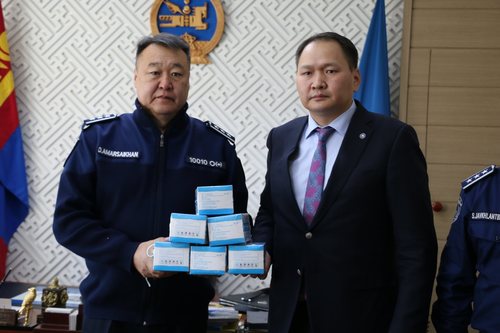 Тээврийн цагдаагийн албаны хамт олонд МҮХАҮТ-аас 5000 ширхэг маск, 500 оношлуурыг хандивлалаа