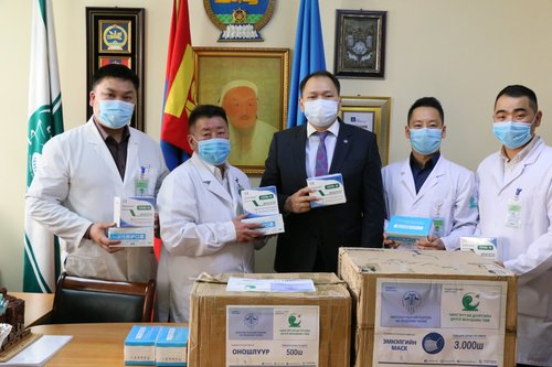 Чингэлтэй дүүргийн эрүүл мэндийн төвд МҮХАҮТ -аас 3 мянган амны хаалт болон 500 ширхэг түргэвчилсэн оношлуурыг хүлээлгэн өглөө