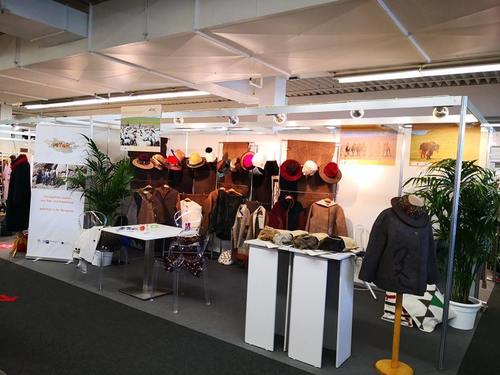 Архангай аймгийн эсгий бүтээгдэхүүн үйлдвэрлэгчдийн хонины ноос, сарлагийн хөөвөр, торомны ноосон бүтээгдэхүүнүүдийг 