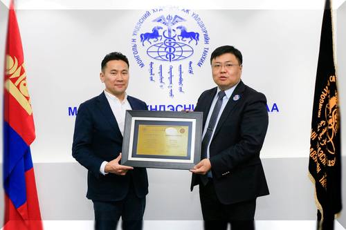 Спонсор гишүүний гэрчилгээ гардууллаа