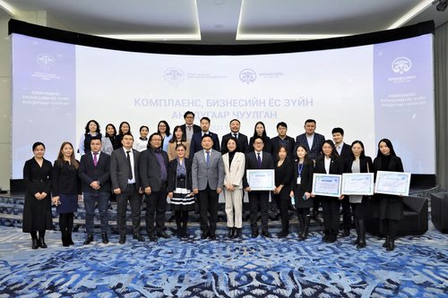 Илтгэлийн уралдааны дүнг танилцуулж, шагнал гардууллаа