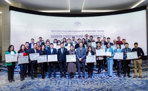 МҮХАҮТ-ын шинэ гишүүдэд гэрчилгээ гардуулав