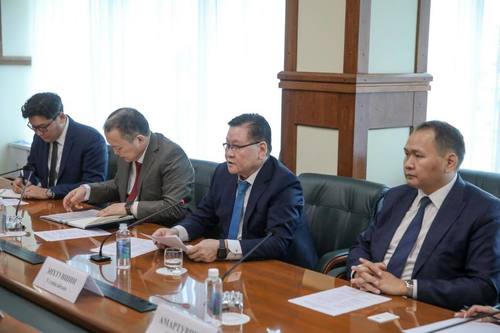 Приморийн хязгаарын захирагчтай уулзлаа