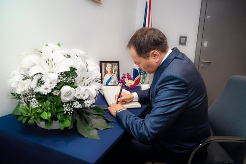 Эмгэнэл илэрхийлэв