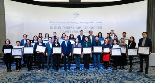 Шинэ гишүүдэд гэрчилгээ гардууллаа