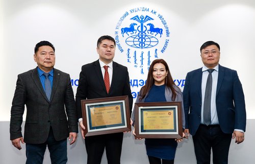 Спонсор гишүүний гэрчилгээ гардууллаа