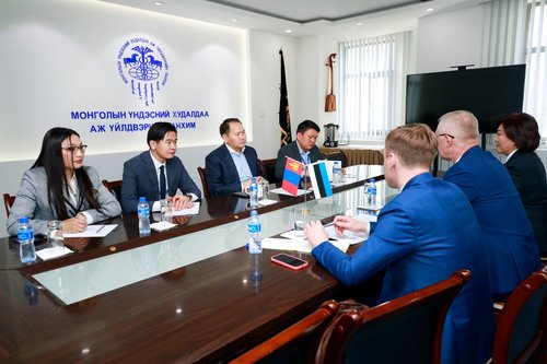 Бүгд Найрамдах Эстони Улсаас Монгол Улсад хавсран суугаа Онц бөгөөд Бүрэн эрхт сайд Ханнес Хансог хүлээн авч уулзлаа