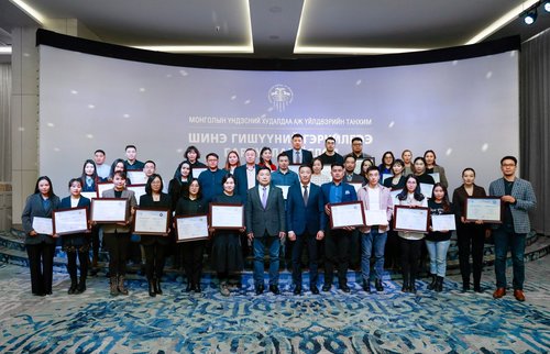 Шинэ гишүүдэд гэрчилгээ гардуулав