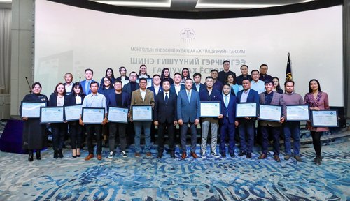 Шинэ гишүүдэд гэрчилгээ гардууллаа